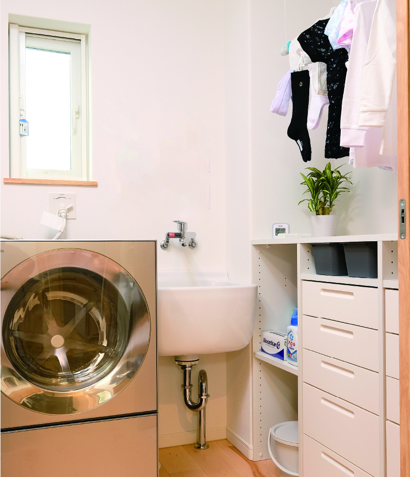 脱衣・乾燥室に夜、干した洗濯物は正圧の空気で朝には乾いてます。そのまま、引き出しにしまえてとってもラクちん。スロップシンクは汚れた靴などつけおき洗いに便利です。