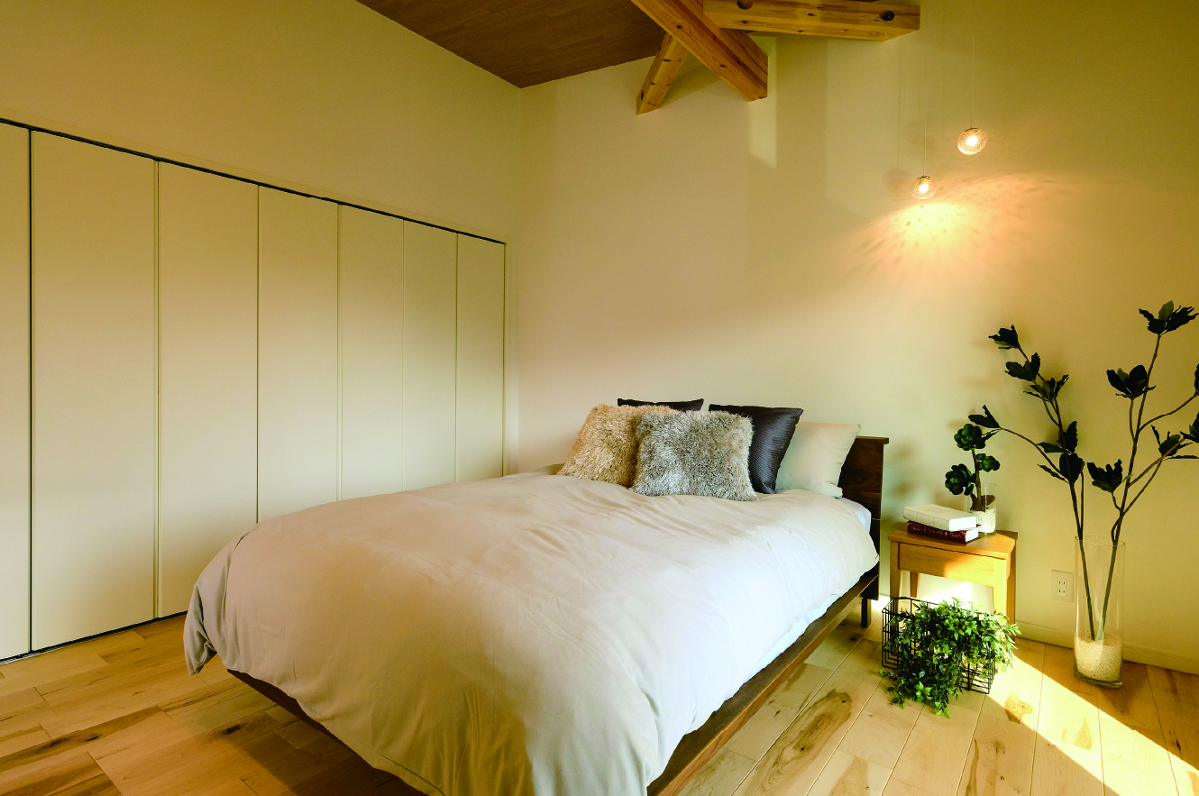 今の季節、お気に入りの服は左右のフロントクローゼットへ。衣替えした衣類や、スーツケースはバックヤードのウォークインクローゼットへ。